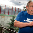 Andrzej Kowalewski z wiaduktem drogi nr 61 za plecami. Obiekt został zbudowany na posesji odebranej 