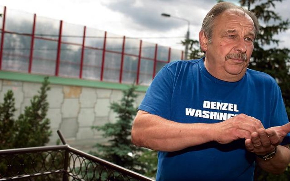 Andrzej Kowalewski z wiaduktem drogi nr 61 za plecami. Obiekt został zbudowany na posesji odebranej 