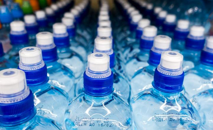 Gospodarka | UE chce obowiązkowego recyklingu 90 proc. butelek plastikowych już w 2025 r. Oznaczałob