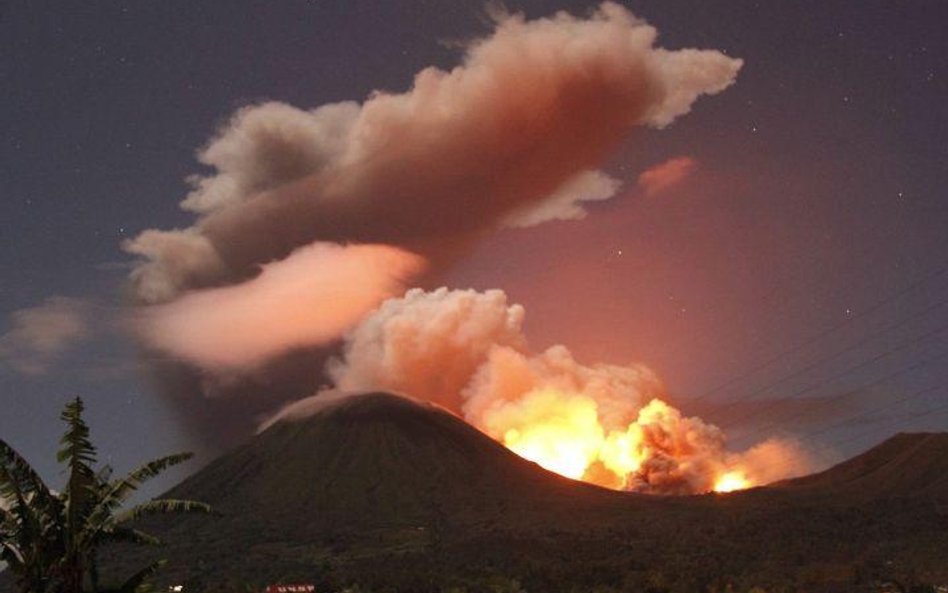 Wulkaniczny pióropusz nad Indonezją