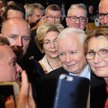 Jarosław Kaczyński podczas spotkań z wyborcami, zapewnia, że rząd reaguje na bieżącą sytuację poprze