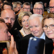 Jarosław Kaczyński podczas spotkań z wyborcami, zapewnia, że rząd reaguje na bieżącą sytuację poprze