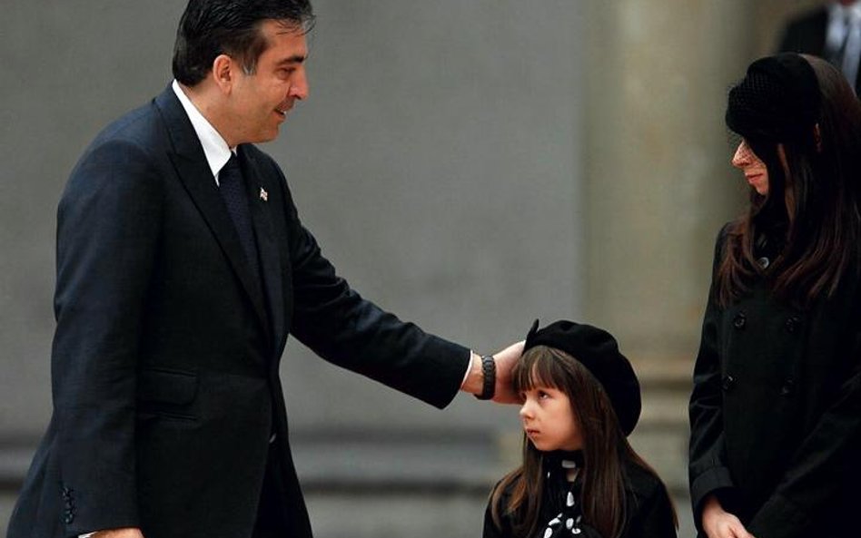 Micheil Saakaszwili podkreślał przyjaźń łączącą go z Lechem Kaczyńskim. Na zdjęciu podczas pogrzebu 