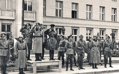 Paradę zwycięstwa Wehrmachtu i Armii Czerwonej przyjmują gen. Heinz Guderian i gen. Siemion Kriwosze