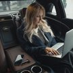 Benefity pracownicze – należą do nich m.in. służbowe auto, telefon i laptop.