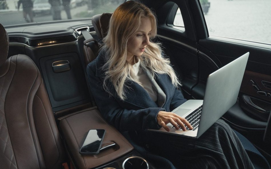 Benefity pracownicze – należą do nich m.in. służbowe auto, telefon i laptop.