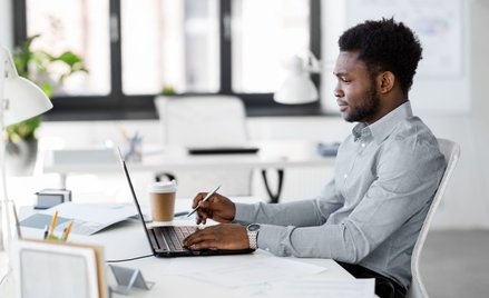 Czarnoskórzy pracownicy w Stanach zarabiają mniej