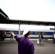 Każdy zestaw złożony z dwóch lokomotyw i dziesięciu wagonów drugiej klasy oraz trzech pierwszej i wa