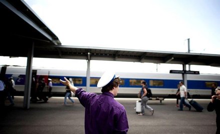 Każdy zestaw złożony z dwóch lokomotyw i dziesięciu wagonów drugiej klasy oraz trzech pierwszej i wa