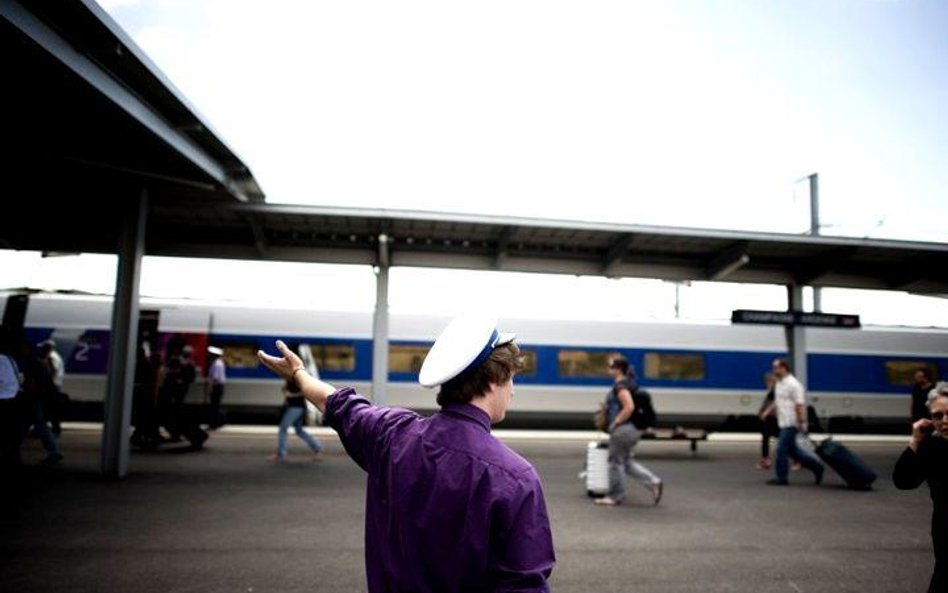 Każdy zestaw złożony z dwóch lokomotyw i dziesięciu wagonów drugiej klasy oraz trzech pierwszej i wa
