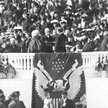 Theodore Roosevelt składający przysięgę podczas inauguracji jego drugiej kadencji, 1905 r.