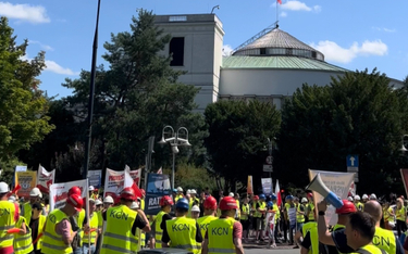 Protest pracowników Koksownia Częstochowa Nowa przed parlamentem.