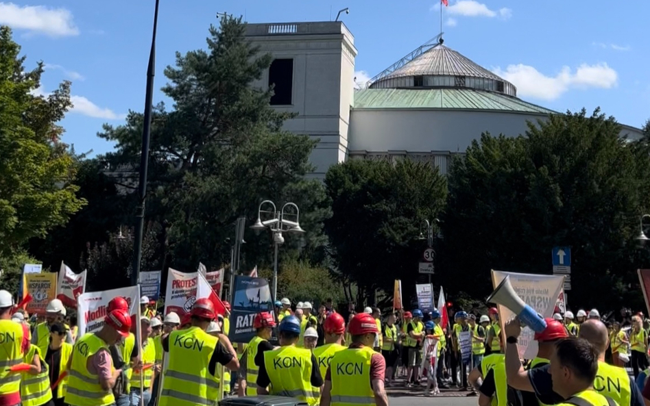 Protest pracowników Koksownia Częstochowa Nowa przed parlamentem.