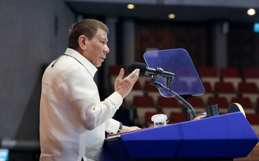 Duterte: Dezynfekujcie maseczki benzyną. Nie żartuję