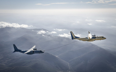 Dwa samoloty transportowe C-295M podczas prób tankowania w powietrzu. Fot./Airbus.