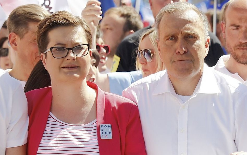 Sondaż CBOS: PiS z dwukrotnie większym poparciem niż PO, Nowoczesna za Korwinem