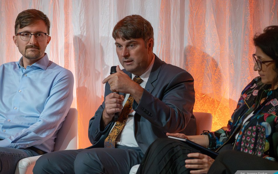 Adrian Florea, dyrektor Centrum Transferu Wiedzy na Uniwersytecie Luciana Blagi w Sibiu (przy głosie