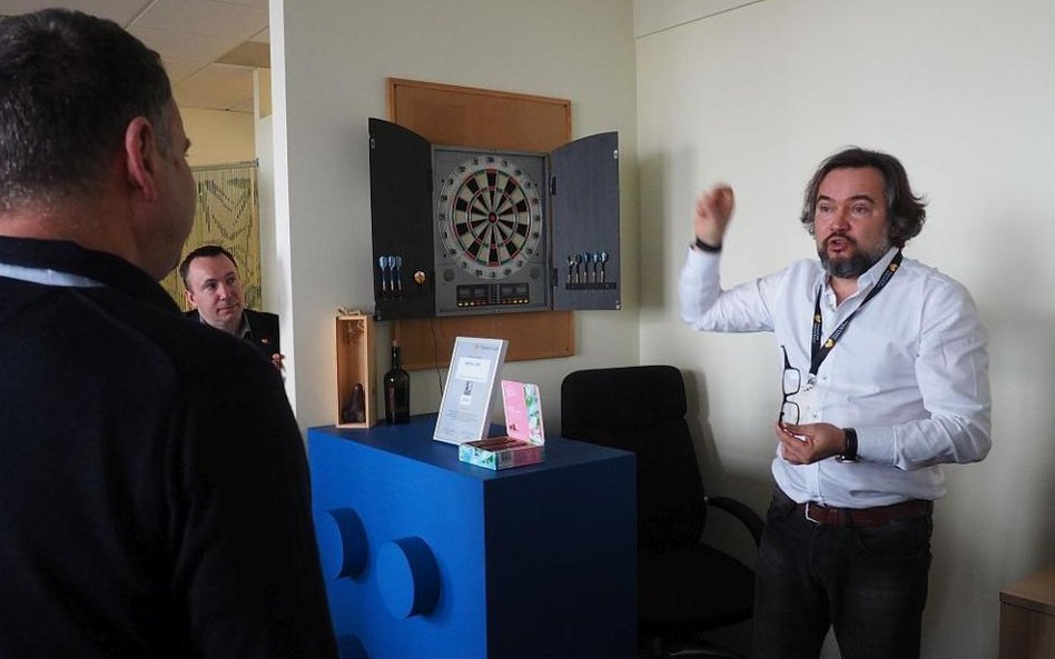 Za sekretnymi drzwiczkami ukryta jest tarcza ze strzałkami