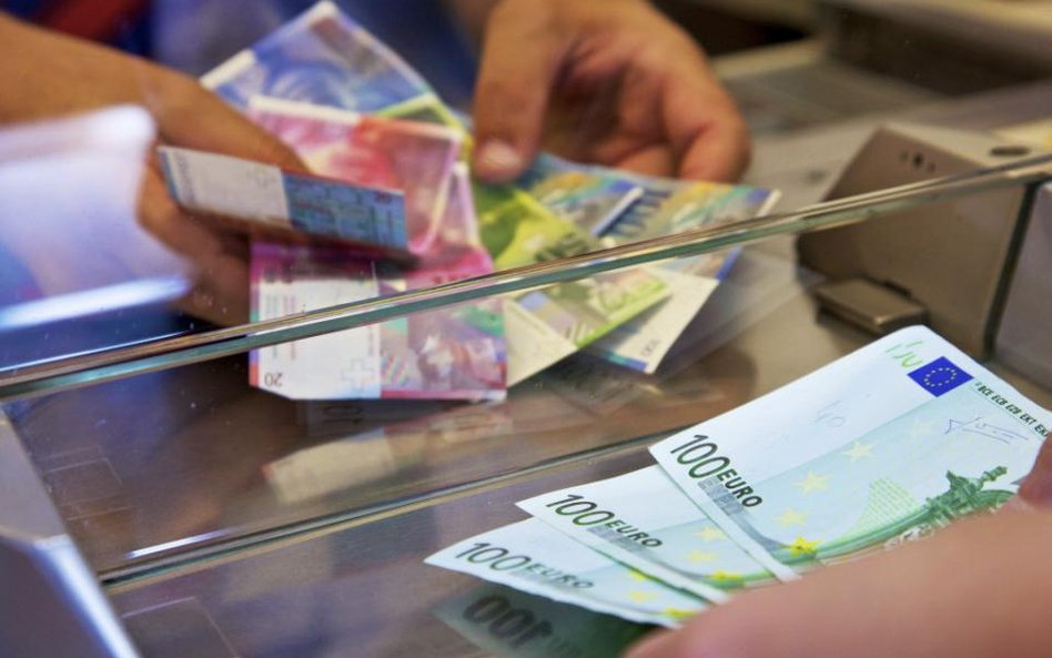 Ruch Szwajcarskiego Banku Narodowego, który odszedł od utrzymywania sztywnego kursu franka i tym sam