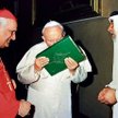 Jan Paweł II w maju 1999 r. na spotkaniu z delegacją muzułmanów z Iraku ucałował Koran