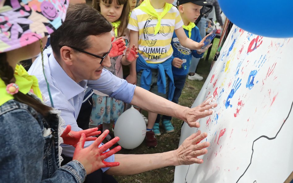 Premier Mateusz Morawiecki podczas rodzinnego pikniku z okazji Dnia Dziecka w ogrodach Kancelarii Pr