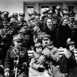 „Dobrze, że mam same córki”. Marszałek z Jadwigą (na kolanach) i Wandą