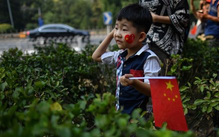 Chłopiec obserwujący paradę z okazji obchodów 70. rocznicy utworzenia komunistycznej Chińskiej Repub