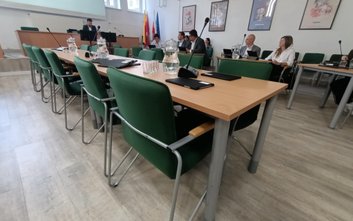 Podczas nadzyczajnej sesji Rady Dzielnicy Wola krzesła radnych KO świeciły pustkami