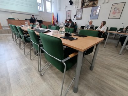 Podczas nadzyczajnej sesji Rady Dzielnicy Wola krzesła radnych KO świeciły pustkami