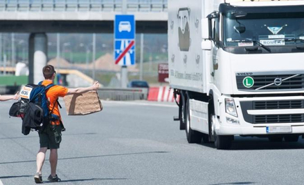 Autostop to jedna z wielu metod na zaoszczędzenie pieniędzy i przeżycie niezapomnianej przygody