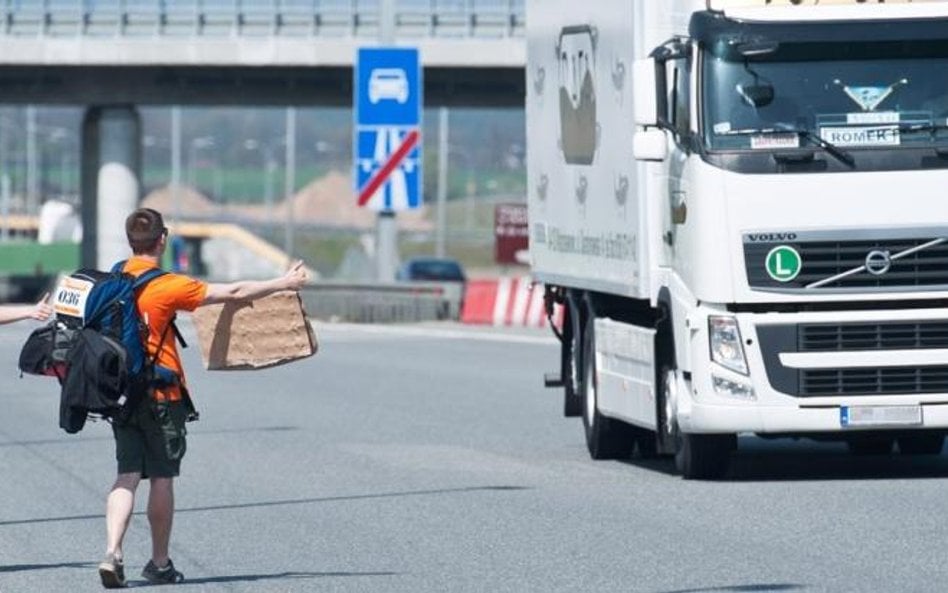 Autostop to jedna z wielu metod na zaoszczędzenie pieniędzy i przeżycie niezapomnianej przygody