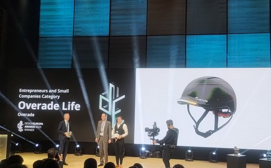 Twórcy francuskiego elektrycznego kasku Overade Life odbierają w Bibliotece Królewskiej „Black Diamo