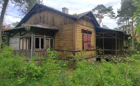 Opuszczony dom drewniany. Świdermajer w Otwocku