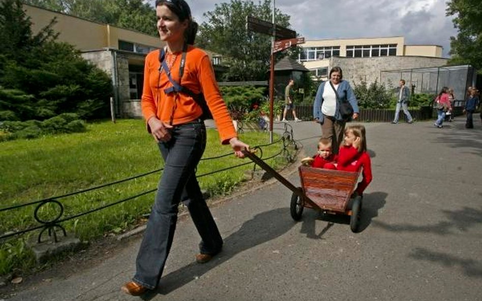 Mama po wychowawczym zarabia tyle, ile jej zastępca