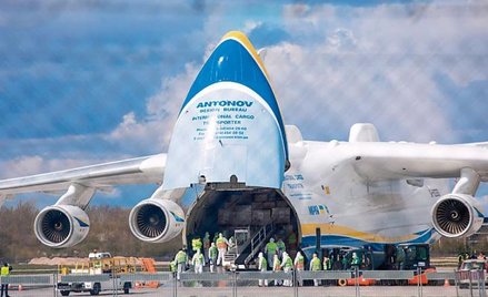 Największy samolot świata przywiózł z Chin łącznie 97 ton sprzętu medycznego