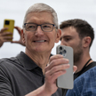 Tim Cook, szef Apple, mocno stawia teraz na sztuczną inteligencję. Ściąga pracowników od konkurencji
