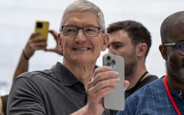 Tim Cook, prezes Apple, stawia obecnie na sprzedaż flagowego iphone`a 15