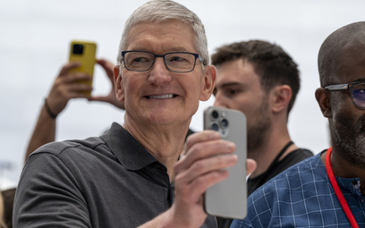 Tim Cook, prezes Apple, stawia obecnie na sprzedaż flagowego iphone`a 15