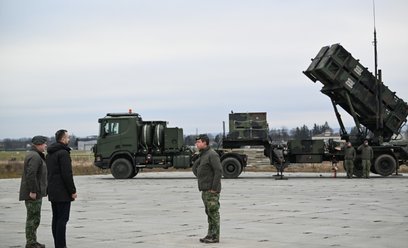 Jasionka. Wicepremier, minister obrony narodowej Władysław Kosiniak-Kamysz podczas odwiedzin kompone