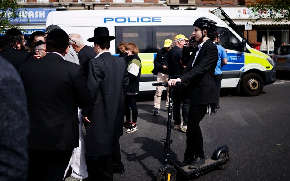 Policja poinformowała, że obie ofiary — jedna w wieku ponad siedemdziesięciu lat, druga po trzydzies