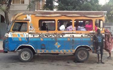 Senegal. Transport mikrobusowy jest tu opanowany przez wpływowe bractwo muridów
