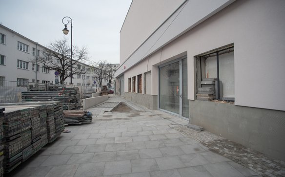 Na zwenątrz trwają prace związane z docelowym zagospodarowaniem terenu