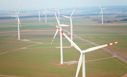 W 2023 r. udział OZE, w tym głównie lądowych farm wiatrowych, w produkcji energii ogółem wyniósł 27 