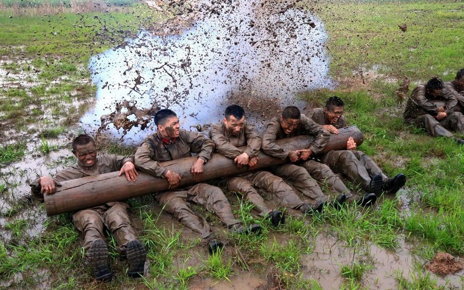 30 marca, Chiny. Trening brygady antyterrorystycznej w Suining w prowincji Syczuan.