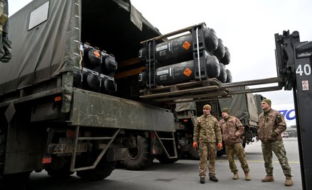 Ukraińscy żołnierze obserwują załadunek przekazanych Ukrainie przez USA przeciwpancernych pocisków k