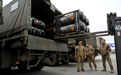 Ukraińscy żołnierze obserwują załadunek przekazanych Ukrainie przez USA przeciwpancernych pocisków k