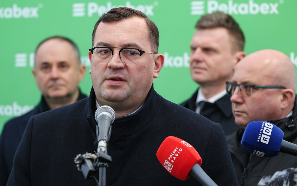 Minister rolnictwa i rozwoju wsi Stefan Krajewski podczas konferencji prasowej z okazji wmurowania k