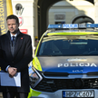 Prezydent m.st. Warszawy Rafał Trzaskowski podczas przekazania policjantom pojazdów służbowych oraz 