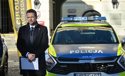 Prezydent m.st. Warszawy Rafał Trzaskowski podczas przekazania policjantom pojazdów służbowych oraz 