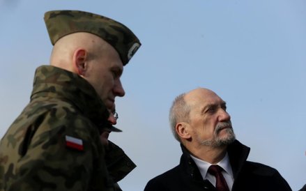 Minister obrony narodowej Antoni Macierewicz (P) obejrzał prezentację projektów najnowszych polskich